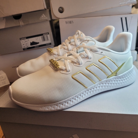 Ladies Adidas Sneaker - Picture 1 of 10